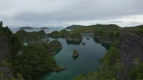 4K Drone over Piaynemo in Raja Ampat, Indonesia 動画素材 307600228