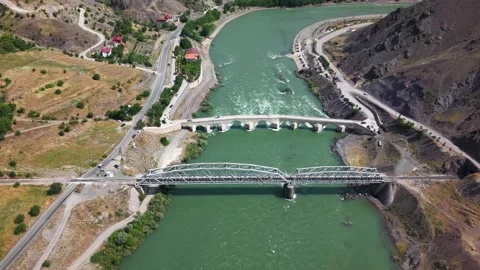 4K Drone Over Railway Bridge and Historic Stone Bridge Above River Vídeos de archivo 336233381