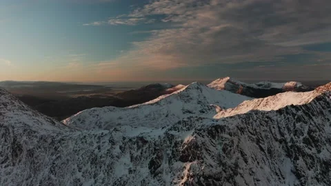 4K drone over the snow capped snowdonia mountains, Wales 库存影片 233120327