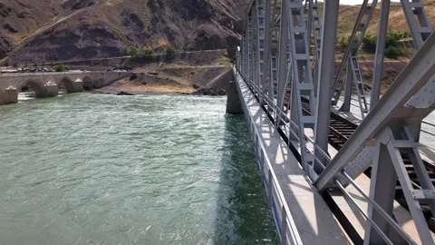 4K Drone Parallel Flight Along Railway Bridge Over River Vídeo Stock 336242333