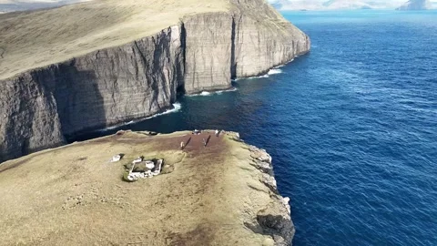 4K Drone Pullback Aerial Reveal of Slave Cliffs on Vágar Island, Faroe Islands Vídeos de archivo 313497036
