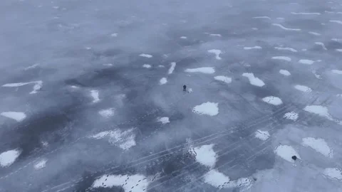 4K Drone Pulling Back Above Frozen Lake with Ice Fisherman in Dense Fog 库存影片 341289492