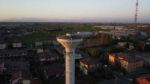 4k drone of a rotating view of a tower in the city Vídeos de archivo 151869492