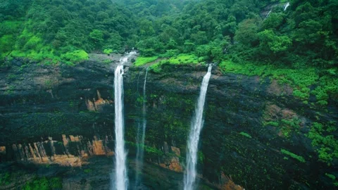 4K Drone shot of Beautiful Kataldhaar waterfall falling from cliff near Lonavala Video stock 331309156