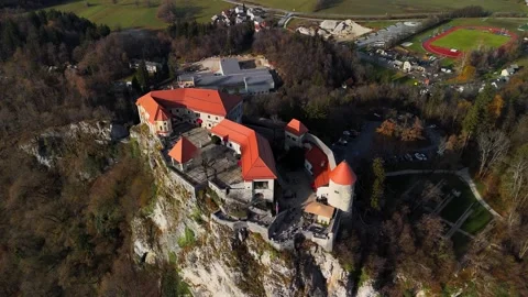 4K Drone Shot of Bled Castle on a Cliff – Slovenia Vidéo 306021960