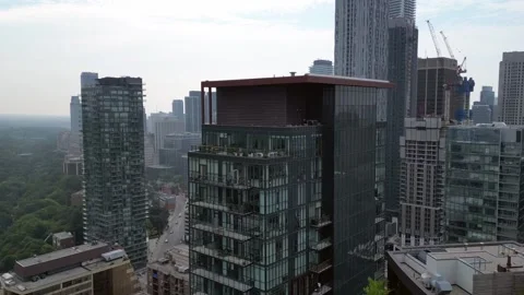 4K Drone shot flying over rooftop oasis. Vidéo 249199931