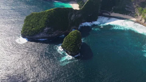 4K Drone shot of ocean wave washing over Kelingking Beach in Nusa Penida Video Stock Footage 276198772