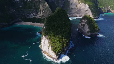 4K Drone shot of ocean wave washing over Kelingking Beach in Nusa Penida Video Stock Footage 276198788