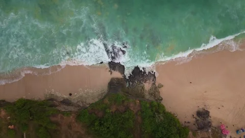 4K drone shot of paradise beach line with powerful sea foam waves crashing on Vídeos de archivo 336816031