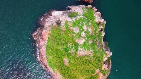 4K Drone Slow Vertical Ascent Over Island, Top-Down Perspective Video stock 334326714