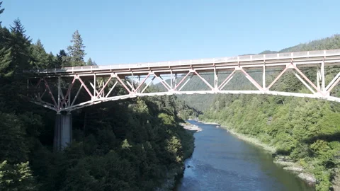 4K Drone Swooping Below Bluff Creek Bridge in Humboldt County Vídeo Stock 314805263