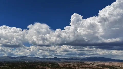 4K Drone Timelapse Of Dense Rolling Clouds Over Los Alamos Vidéo 347410104