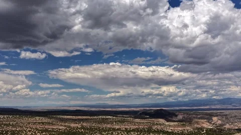 4K Drone Timelapse: Fast Moving Clouds Casting Shadow Waves Over Mesas Video stock 337711170