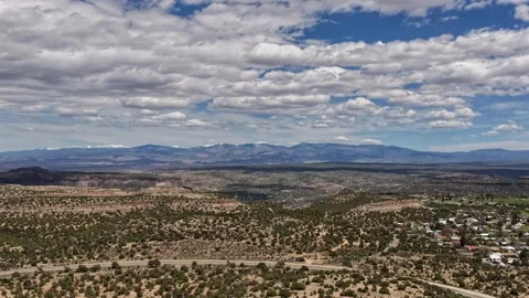 4K Drone Timelapse of Layered Clouds over Mesas Pulling Back to Reveal a Desert Vídeos de archivo 334704411