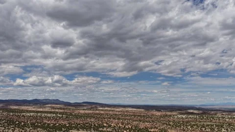 4K Drone Timelapse of Layered Clouds Moving over Desert Mesas and Distant 库存影片 334705294