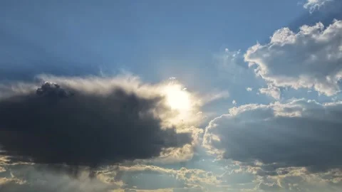 4K Drone Timelapse Of Sunbeams Piercing Dark Smoky Clouds Vidéo 344091053