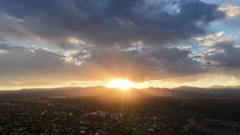 4K Drone Timelapse: Sunburst Sunset Over Desert Town And Mountains Stockbeeldmateriaal 339126079