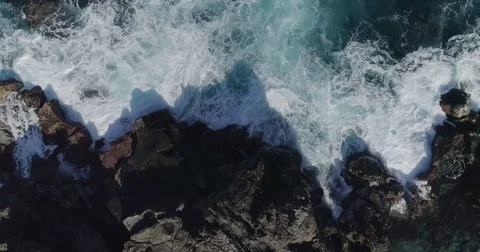 4k drone topshot of oceanic powerful waves crashing rocks Video stock 83872908