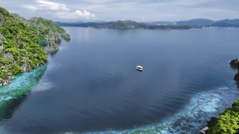 4K Drone of Turquoise Sea, Cliffs &amp; Greenery Coron, Philippines 库存影片 307398605