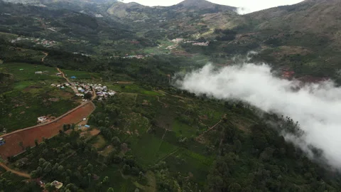 4k Drone video of clouds hovering hills in Ooty, India Stockbeeldmateriaal 148216461