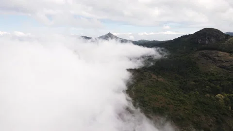 4k Drone video of clouds hovering hills in Ooty, India Stockbeeldmateriaal 148304344