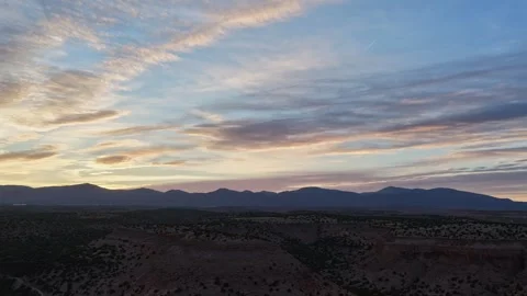 4K Drone Video of Dramatic Colorful Clouds Timelapse over a Rugged Mountain Peak Stockbeeldmateriaal 335157014