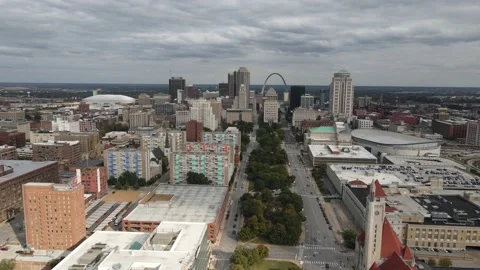 4k drone video of St. Louis, Missouri skyline. Stock Footage