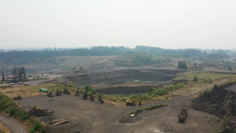 4K drone view of active quarry in Oregon, USA under heavy wildfire smoke Vidéo 341723688