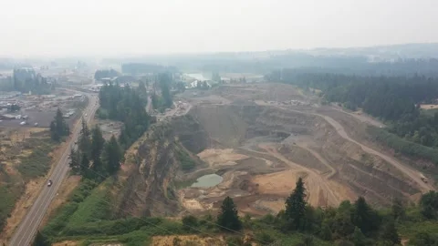 4K drone view of active quarry in Oregon, USA under heavy wildfire smoke 스톡 동영상 341723732