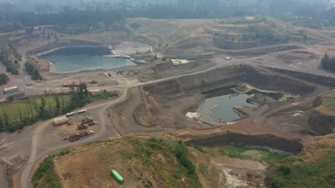 4K drone view of active quarry in Oregon, USA under heavy wildfire smoke Video stock 341723995