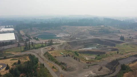 4K drone view of active quarry in Oregon, USA under heavy wildfire smoke 库存影片 341724074