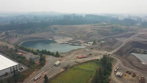 4K drone view of active quarry in Oregon, USA under heavy wildfire smoke 스톡 동영상 341724165