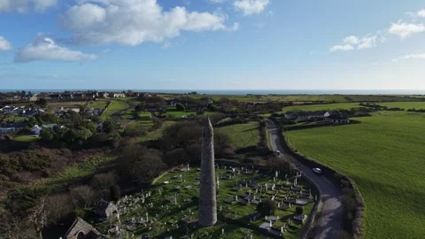 4K drone view of Ardmore Round Tower in County Waterford Stockbeeldmateriaal 333707621