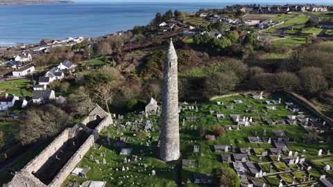 4K drone view of Ardmore Round Tower in County Waterford Vídeos de archivo 333707632
