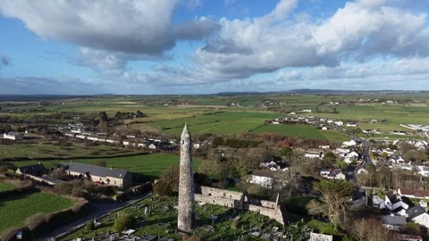 4K drone view of Ardmore Round Tower in County Waterford 库存影片 333707643