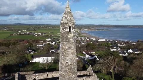 4K drone view of Ardmore Round Tower in County Waterford Vidéo 333707660