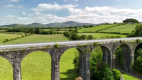 4K Drone View of Borris Viaduct and Grazing Sheep Vídeos de archivo 333335681