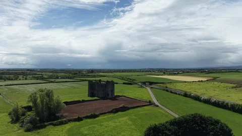 4K Drone View of Loughmore Castle in County Tipperary Stockbeeldmateriaal 334862969