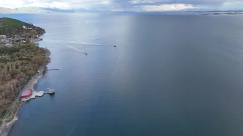 4K Drone View of Mountain Lake With Two Floating Boats and Scenic Shoreline. Vidéo 335923271