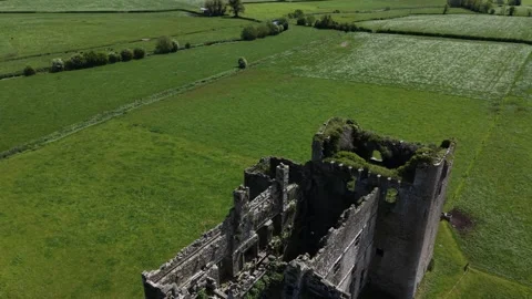 4K Drone View Over Loughmore Castle Ruins in Tipperary Stockbeeldmateriaal 334862792
