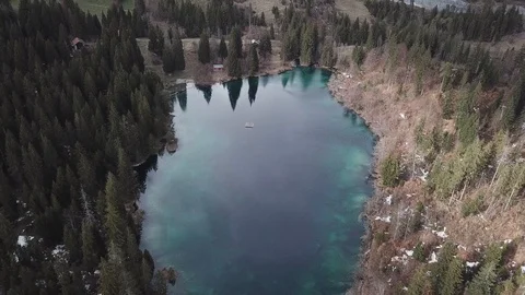 4K drone View over Mountain lake in autumn, winter with snow and forest trees. 스톡 동영상 90776734