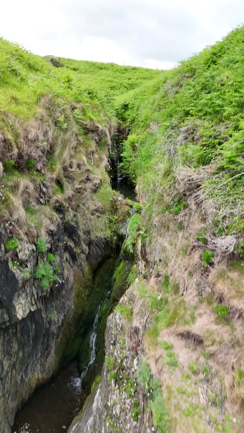 4K Drone View of Rocky Gorge With Green Hillsides Stockbeeldmateriaal 333336027