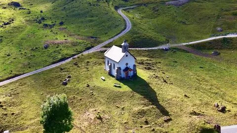 4K Drone View Small Alpine Chapel In Mountain Meadow Fotos de archivo