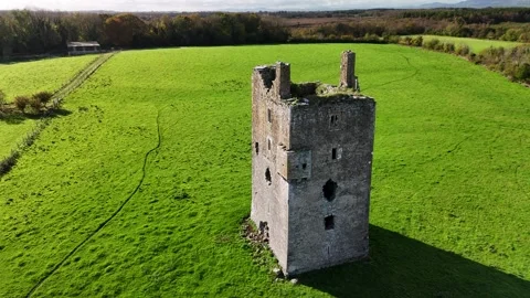 4K drone view of stone tower ruin in Ballagharahin 库存影片 333707531