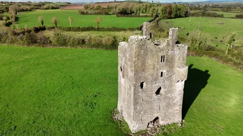 4K drone view of stone tower ruin in Ballagharahin Vídeo Stock 333707550