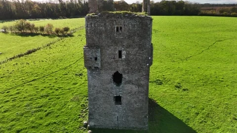 4K drone view of stone tower ruin in Ballagharahin Vídeo Stock 333707552