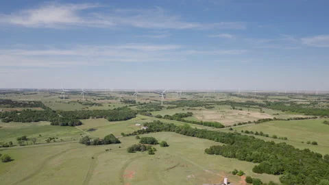 4K drone wide shot of wind turbines in spring and summer in rural landscape 库存影片 334800093