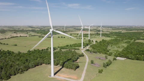 4K drone wide shot of wind turbines in spring and summer in rural landscape 库存影片 334801491