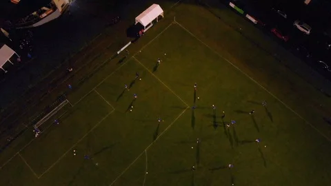 4K Droneview of soccerteam while warming up on the field bevor the match beginns 스톡 동영상 127643592