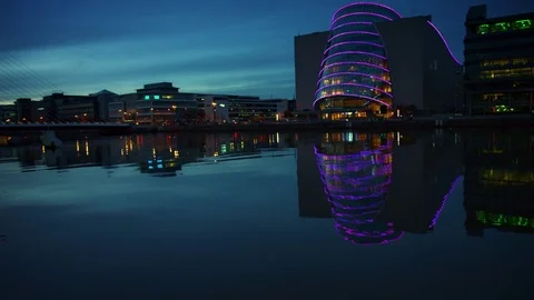 4k Dublin on Dusk, Convention Centre and Samuel Beckett Bridge in Liffey River Vídeos de archivo 69918254